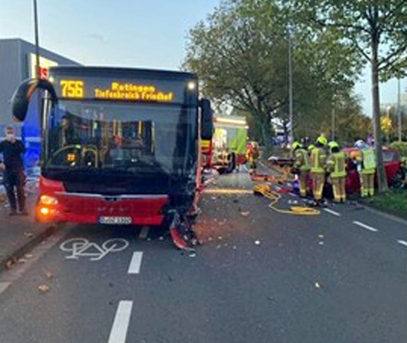 POL-GM: Bus kollidiert mit Garage - Garage eingestürzt - Foto: presseportal.de