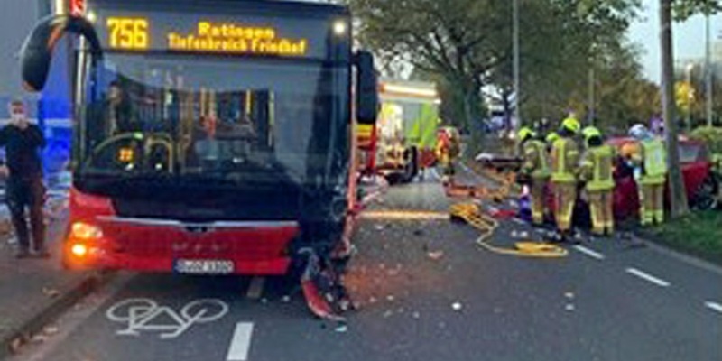 POL-GM: Bus kollidiert mit Garage - Garage eingestürzt - Foto: presseportal.de