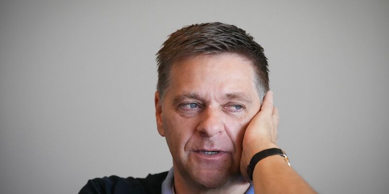 Unions Geschäftsführer Oliver Ruhnert ist mit der Leistung seiner Trainerbank gegen Darmstadt zufrieden - auch ohne den gesperrten Bjelica. - Foto: Soeren Stache/Deutsche Presse-Agentur GmbH/dpa