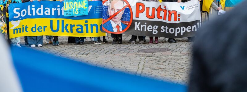 Anlässlich des G7-Treffens waren mehrere Demonstrationen angemeldet. Einige drückten ihre Solidarität mit der Ukraine aus. - Foto: Guido Kirchner/dpa