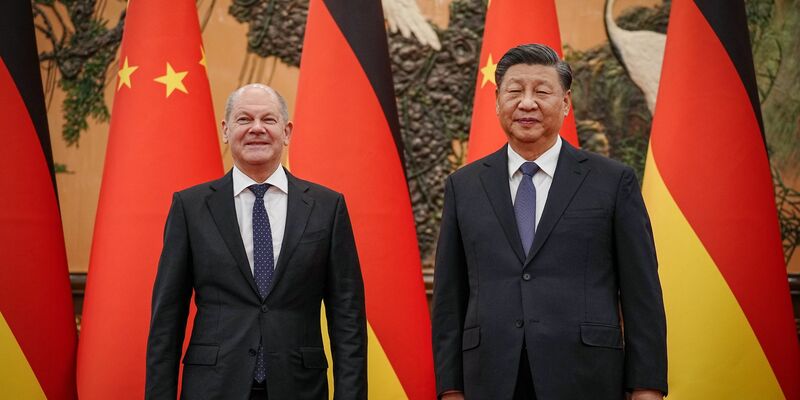 Chinas Präsident Xi Jinping empfängt Bundeskanzler Olaf Scholz im November 2022 in Peking. - Foto: Kay Nietfeld/dpa Pool/dpa