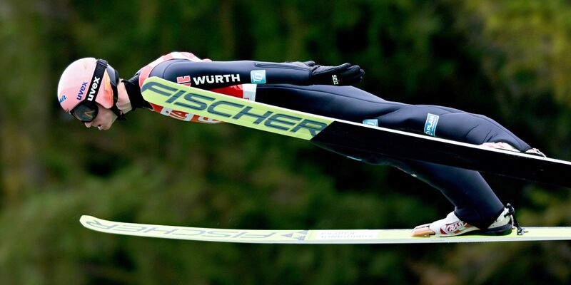 Skispringer Karl Geiger gewann am Wochenende gleich zweimal in Klingenthal. - Foto: Hendrik Schmidt/dpa