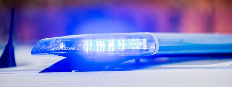 Das Blaulicht eines Polizeifahrzeuges leuchtet. - Foto: Christoph Soeder/dpa/Symbolbild
