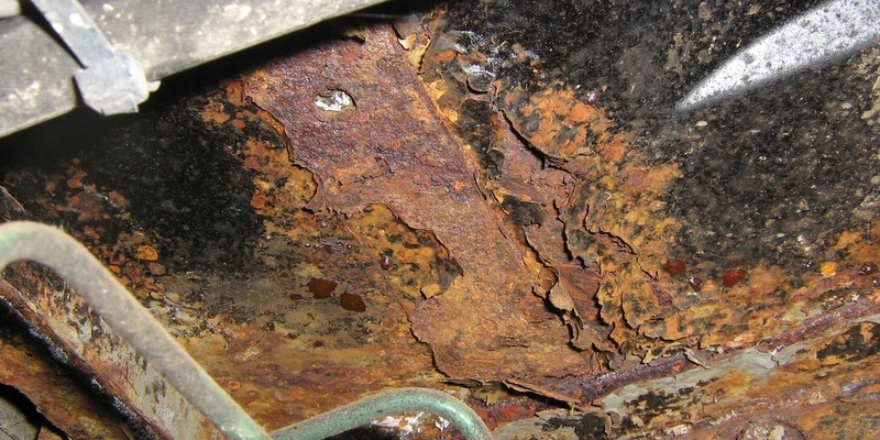 FW-BN: Feuerwehr hebt entgleiste Stadtbahn wieder zurück ins Gleisbett. - Foto: presseportal.de