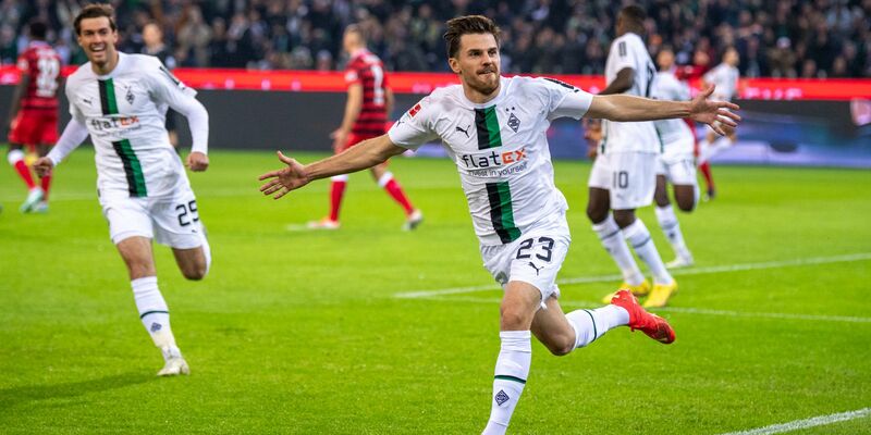 VfB-Trainer Hoeneß freut sich über den ersten Sieg. - Foto: David Inderlied/dpa