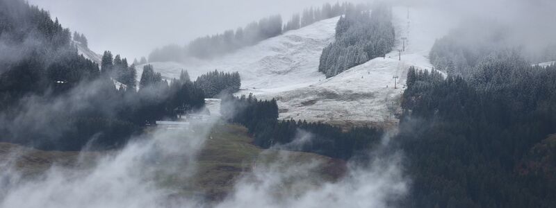 Mit Neuschnee bedeckt sind die nebelverhangenen Berge des Allgäus. - Foto: Karl-Josef Hildenbrand/dpa