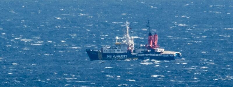 Das von der SOS Humanity, einer Organisation aus Deutschland, betriebene Rettungsschiff SOS Humanity 1 ist auf See vor der Küste Siziliens zu sehen. - Foto: Salvatore Cavalli/AP/dpa