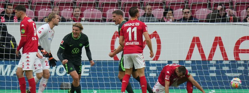 Der Ball schlägt zum 1:0 für Wolfsburg im Mainzer Tor ein. Der Mainzer Torwart Robin Zentner (l) kann den Treffer nicht verhindern. - Foto: Thomas Frey/dpa