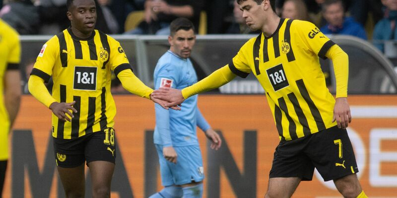 Deutschlands U21-Bundestrainer Antonio Di Salvo (l) wechselt Youssoufa Moukoko aus. - Foto: Bernd Thissen/dpa