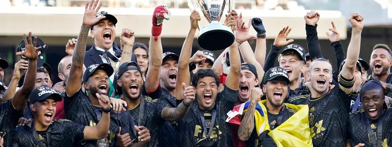 Carlos Vela vom Los Angeles FC hebt den Pokal zusammen mit seinen Mannschaftskameraden in die Höhe. - Foto: Marcio Jose Sanchez/AP/dpa