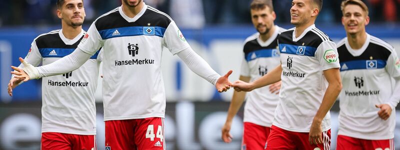 Mario Vuskovic (2.v.l) brachte mit seinem Tor den HSV beim Heimsieg gegen Regensburg zurück ins Spiel. - Foto: Christian Charisius/dpa