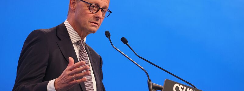 «Ich bin jedenfalls nicht bereit, das Thema Umwelt und Klimaschutz so hoch aufzuhängen, dass damit ein großer Teil unseres industriellen Kerns in der Bundesrepublik Deutschland verloren geht», hatte Kanzler Merz (CDU) in seiner Rede auf dem CSU-Parteitag gesagt. - Foto: Karl-Josef Hildenbrand/dpa