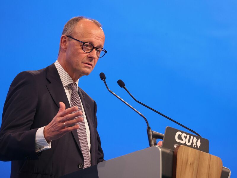 «Ich bin jedenfalls nicht bereit, das Thema Umwelt und Klimaschutz so hoch aufzuhängen, dass damit ein großer Teil unseres industriellen Kerns in der Bundesrepublik Deutschland verloren geht», hatte Kanzler Merz (CDU) in seiner Rede auf dem CSU-Parteitag gesagt. - Foto: Karl-Josef Hildenbrand/dpa