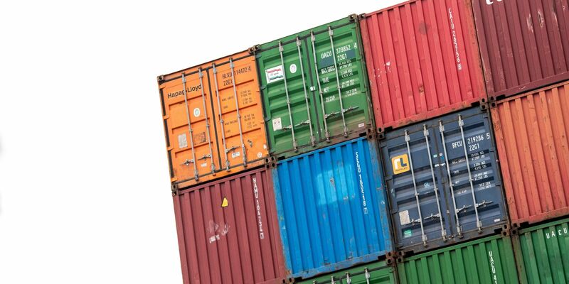 «Das Wirtschaftswachstum wird nach unserer Einschätzung irgendwo zwischen null und einem Prozent landen. Es kann, wenn es schlecht läuft, aber auch ins Negative rutschen», sagt Ifo-Präsident Clemens Fuest. - Foto: Daniel Bockwoldt/dpa