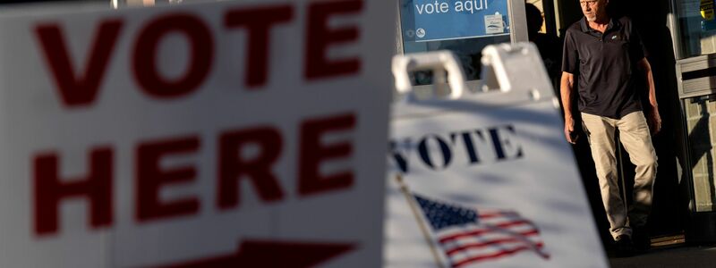 Ein Mann verlässt ein Wahllokal im US-Bundesstaat Rhode Island. - Foto: David Goldman/AP/dpa