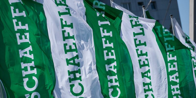 Der Industrie- und Autozulieferer will den Antriebsspezialisten Vitesco übernehmen. - Foto: Daniel Karmann/dpa