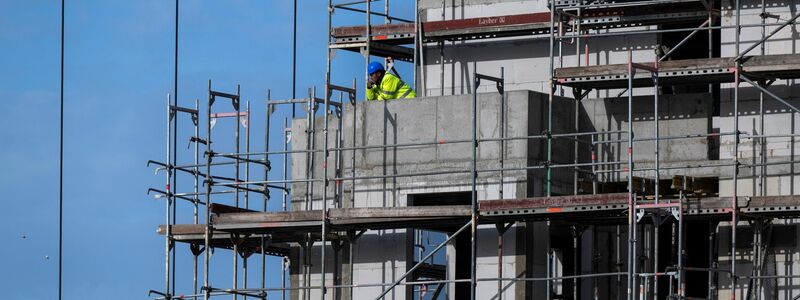 Die Baugenehmigungen sind im Mai erneut deutlich gefallen - schlechte Vorzeichen für den Wohnungsbau (Archivbild) - Foto: Monika Skolimowska/dpa