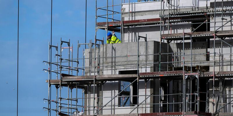 Prognosen zufolge soll die Talfahrt im Wohnungsbau 2024 anhalten. - Foto: Monika Skolimowska/dpa