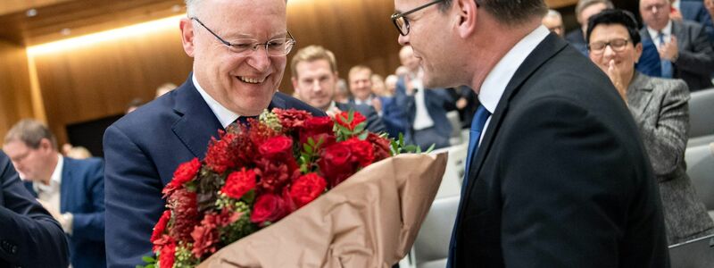 Der SPD-Fraktionsvorsitzende Grant Hendrik Tonne gratuliert Stephan Weil zur Wiederwahl zum Ministerpräsidenten. - Foto: Sina Schuldt/dpa