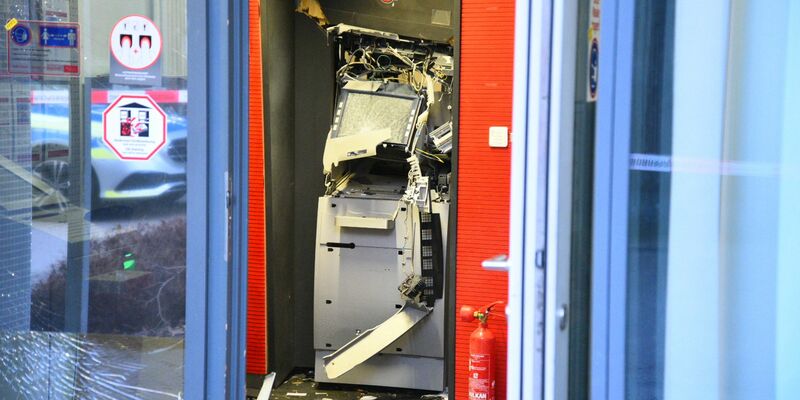 Durch den Einsatz von Sprengstoff werden auch Menschen gefährdet, die sich in der Nähe aufhalten. (Archivbild) - Foto: René Priebe/dpa