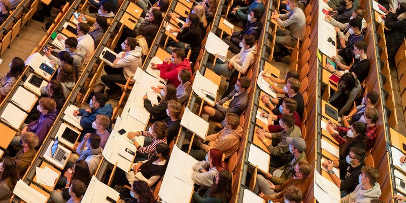 Studierende in der Ludwig-Maximilians-Universität in München. Der KfW-Zinssatz sinkt zum 1. April für neu abgeschlossene Verträge auf 7,51 Prozent. - Foto: Peter Kneffel/dpa