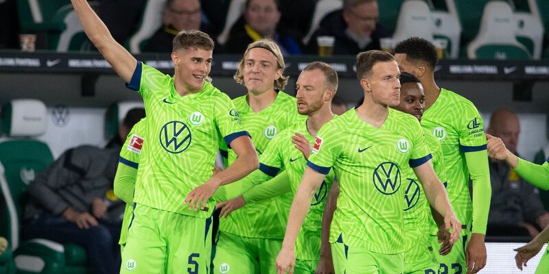 Niclas Füllkrug (r) und der BVB trennten sich vom VfL Wolfsburg 1:1. - Foto: Swen Pförtner/dpa