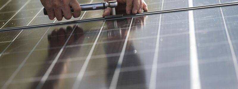 Der Einsatz von Sonnenenergie an Wohngebäuden soll dazu beitragen, den Verbrauch fossiler Brennstoffe in Deutschland deutlich zu reduzieren. - Foto: Marijan Murat/dpa