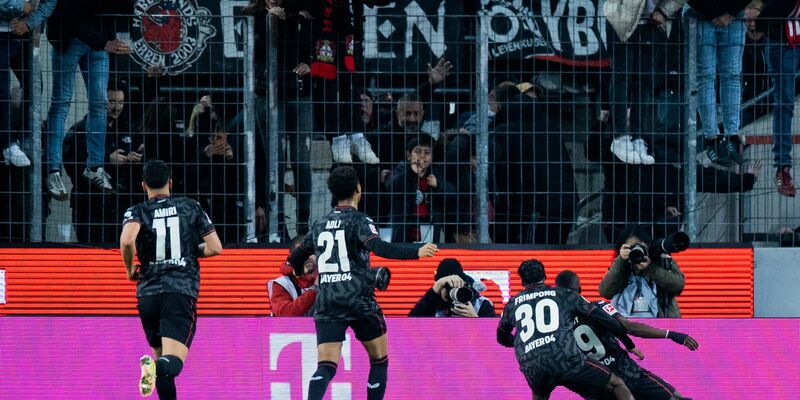 Jeremie Frimpong (M) brachte Bayer Leverkusen mit seinem Tor gegen den 1. FC Köln auf die Siegerstraße. - Foto: Rolf Vennenbernd/dpa
