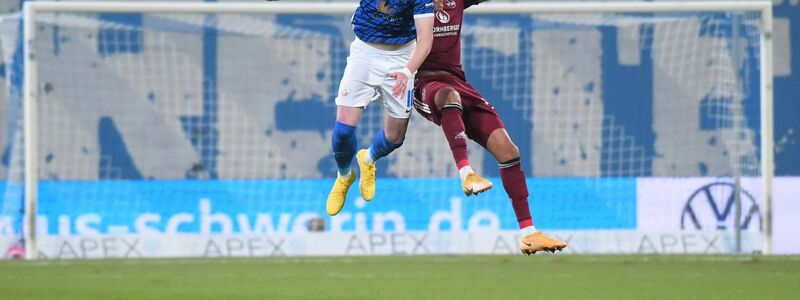 Rostocks Haris Duljevic (l) und Pascal Köpke vom FC Nürnberg springen beide zum Ball. - Foto: Gregor Fischer/dpa