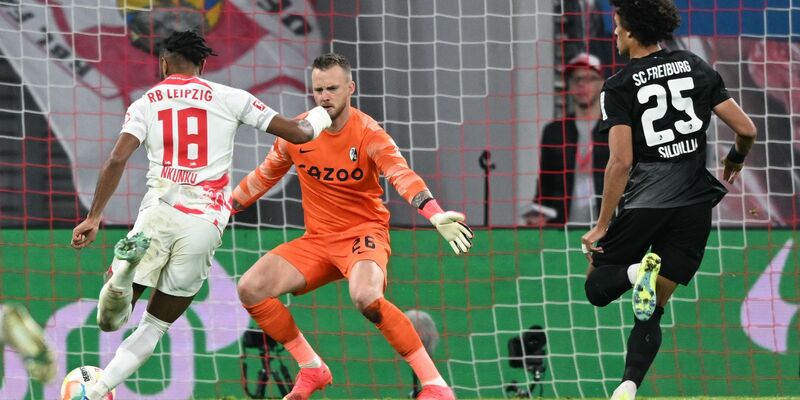 Freiburgs Ritsu Doan (2.v.r.) köpft zur Führung ein.  - Foto: Hendrik Schmidt/dpa