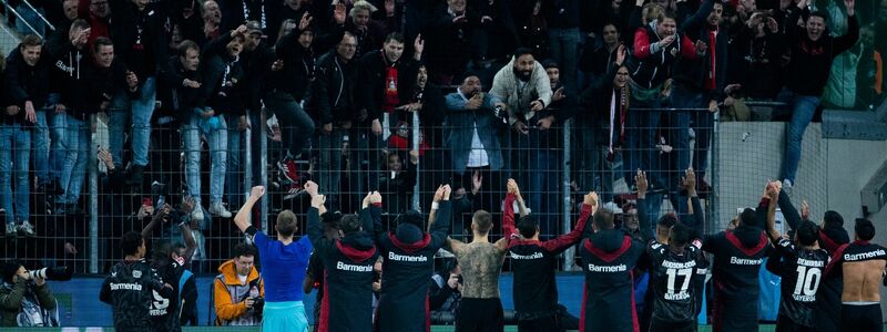 Die Leverkusener drehten das Spiel in Köln und feierten anschließend mit ihren Fans. - Foto: Rolf Vennenbernd/dpa