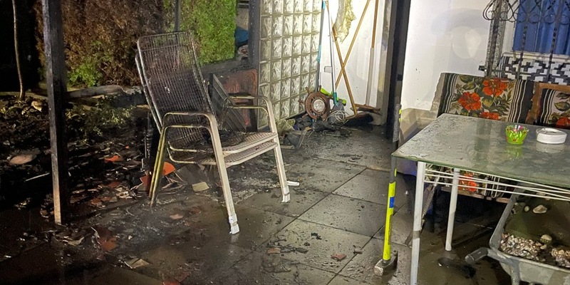 FW Paderborn: Brand eines Mülltonnenlagers am Wilhelmsberg - Foto: presseportal.de