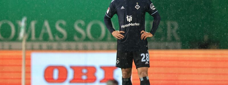 HSV-Spieler Miro Muheim steht nach dem Abpfiff enttäuscht auf dem Rasen. - Foto: Daniel Karmann/dpa
