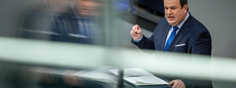 Hubertus Heil (SPD), Bundesminister für Arbeit und Soziales, spricht im Bundestag. - Foto: Michael Kappeler/dpa