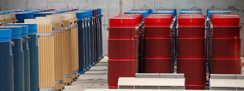 Behälter mit hochradioaktiven Abfällen und Transporthauben. - Foto: Sina Schuldt/dpa