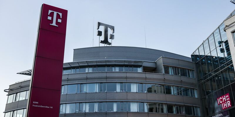 Die Telekom konnte die Zahl der Mobilfunk-Vertragskunden in Deutschland im Jahresendquartal um 360.000 erhöhen. - Foto: Oliver Berg/dpa