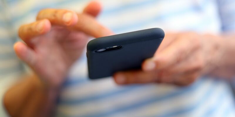 Auch wenn die Nutzung zurückgegangen ist, ganz verschwinden wird die SMS aber wohl noch lange nicht. - Foto: Karl-Josef Hildenbrand/dpa