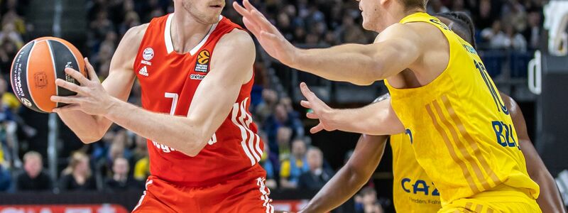 Niels Giffey (l) gewann mit dem FC Bayern München die deutsche Meisterschaft gegen Alba Berlin. - Foto: Andreas Gora/dpa