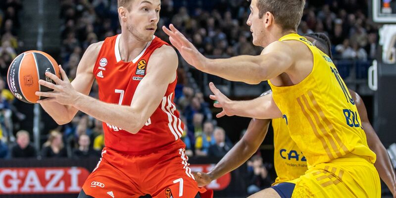 Albas Topscorer beim Sieg gegen die Bayern: Sterling Brown (l). - Foto: Andreas Gora/dpa