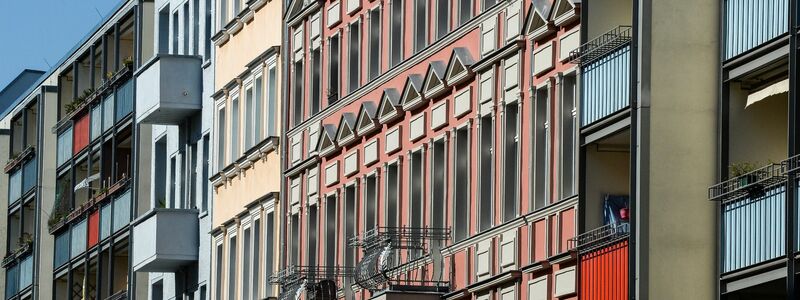 Viele Menschen in Deutschland sind mit ihren Wohnkosten überlastet. - Foto: Jens Kalaene/dpa-Zentralbild/dpa