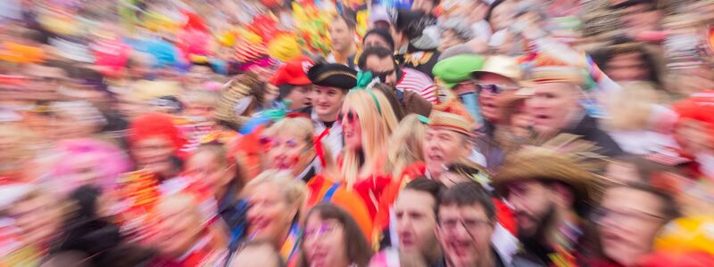 Jecken feiern den Auftakt der Karnevalssession auf dem Kölner Heumarkt. - Foto: Rolf Vennenbernd/dpa