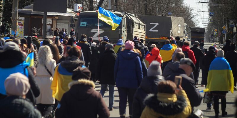 Rettungskräfte bringen eine verletzte Zivilistin in Sicherheit. - Foto: Uncredited/AP/dpa