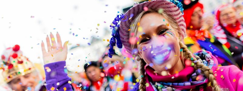 Jecken feiern den Auftakt der Karnevalssession auf dem Heumarkt. - Foto: Rolf Vennenbernd/dpa