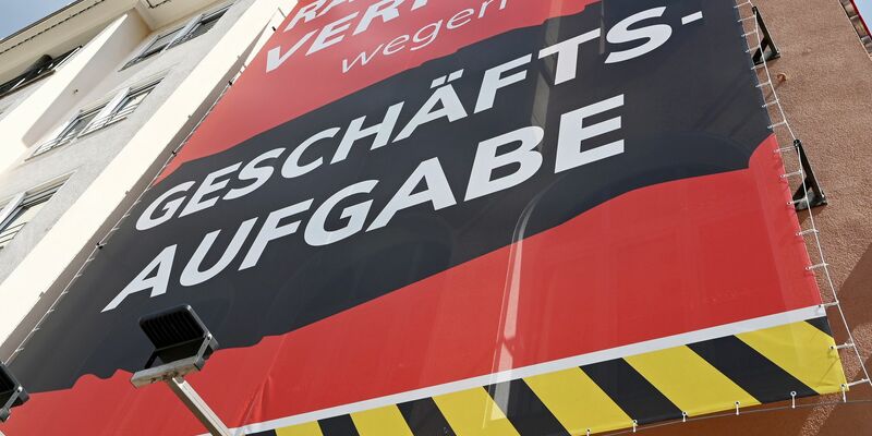 Geschäftsaufgabe: Etwas mehr Unternehmen sehen sich in ihrer Existenz bedroht. - Foto: Bernd Weißbrod/dpa