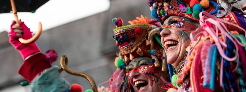 Karnevalisten feiern auf dem Marktplatz vor dem Rathaus in Düsseldorf. - Foto: Fabian Strauch/dpa