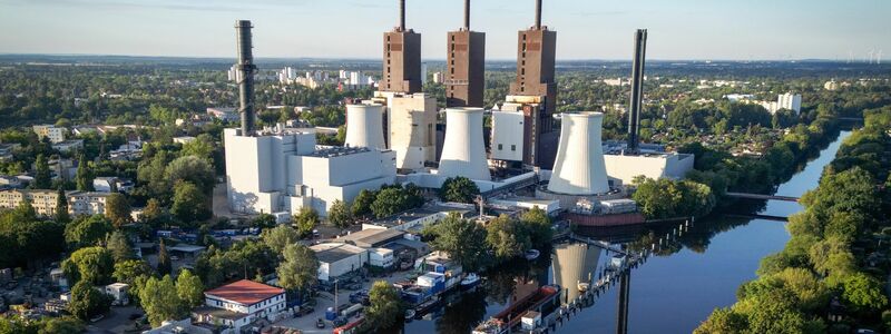 Blick auf das Vattenfall-Heizkraftwerk auf Erdgasbasis in Berlin Lichterfelde. - Foto: Kay Nietfeld/dpa