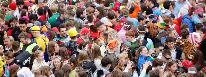 Dichtgedrängt feiern Karnevalisten auf der Zülpicher Straße in Köln den Beginn der neuen Karnevalssaison. - Foto: Thomas Banneyer/dpa