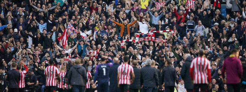 Die Spieler vom FC Brentford feiern nach dem Spiel ihren überraschenden Sieg. - Foto: Dave Thompson/AP/dpa