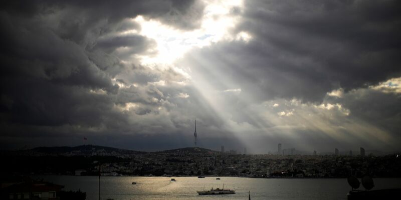 Polizeikräfte untersuchen den Ort, an dem die zwei Angreifer getötet wurden. Das Gebäude war bereits in der Vergangenheit Schauplatz für bewaffnete Übergriffe. - Foto: Francisco Seco/AP/dpa