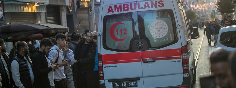 Ein Krankenwagen in der Nähe des Tatort auf der Einkaufsstraße Istiklal. - Foto: Can Ozer/AP/dpa
